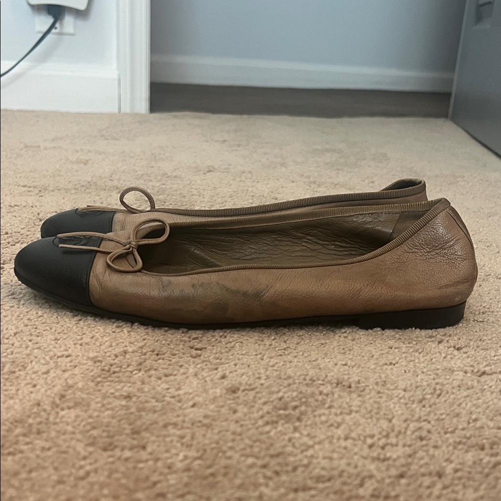 Chanel Classic Two-Tone Leather Ballet Flats - Taupe & Black